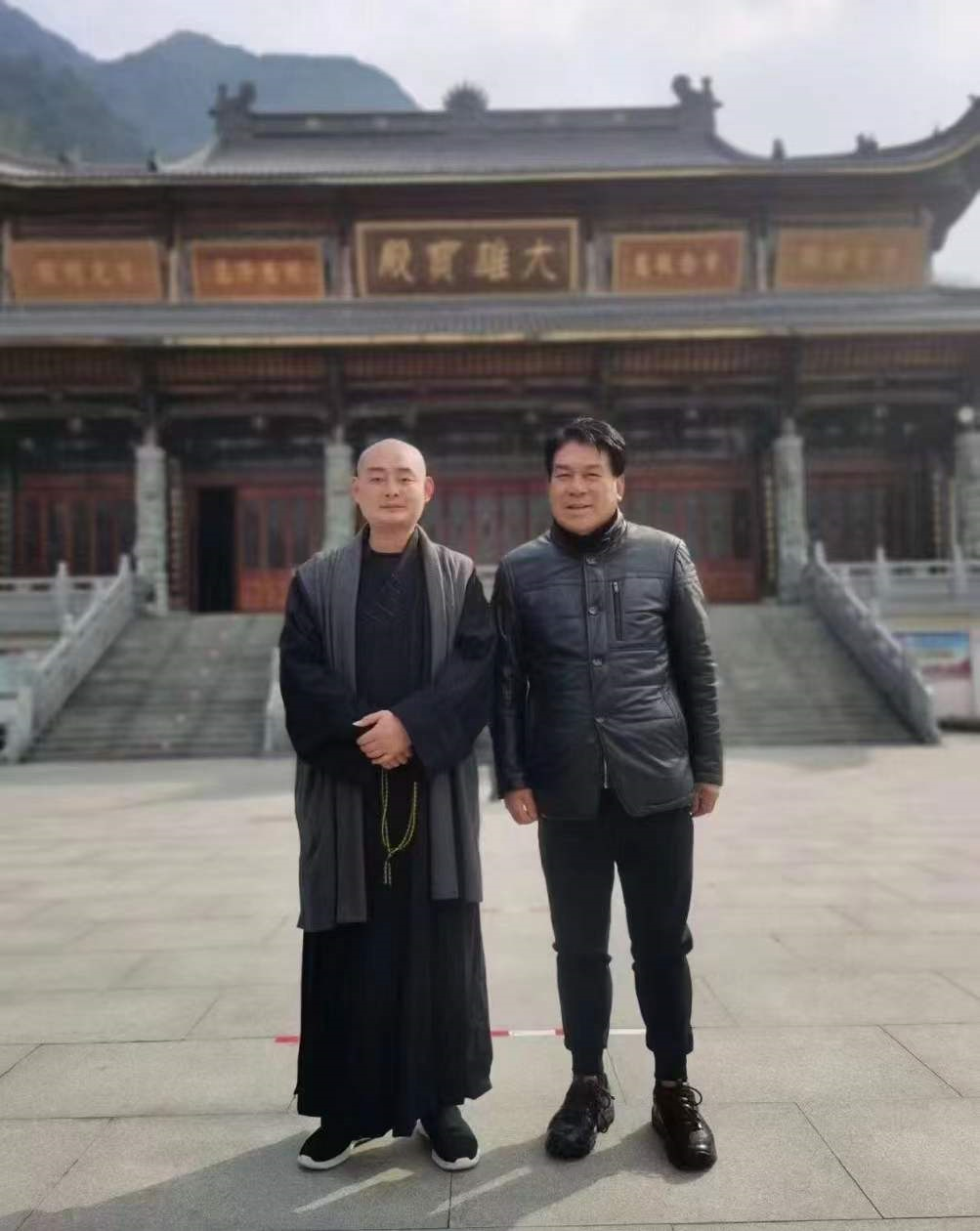 67岁朱时茂近照曝光,精神奕奕现身九华山祈福,满头黑发身材壮硕