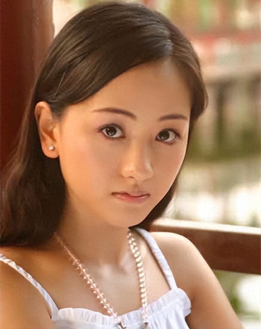 杨蓉1981年出生于云南省保山市,是一个地地道道的白族少女.