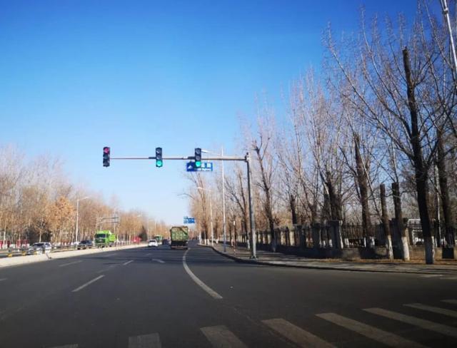 通过路口用什么灯?