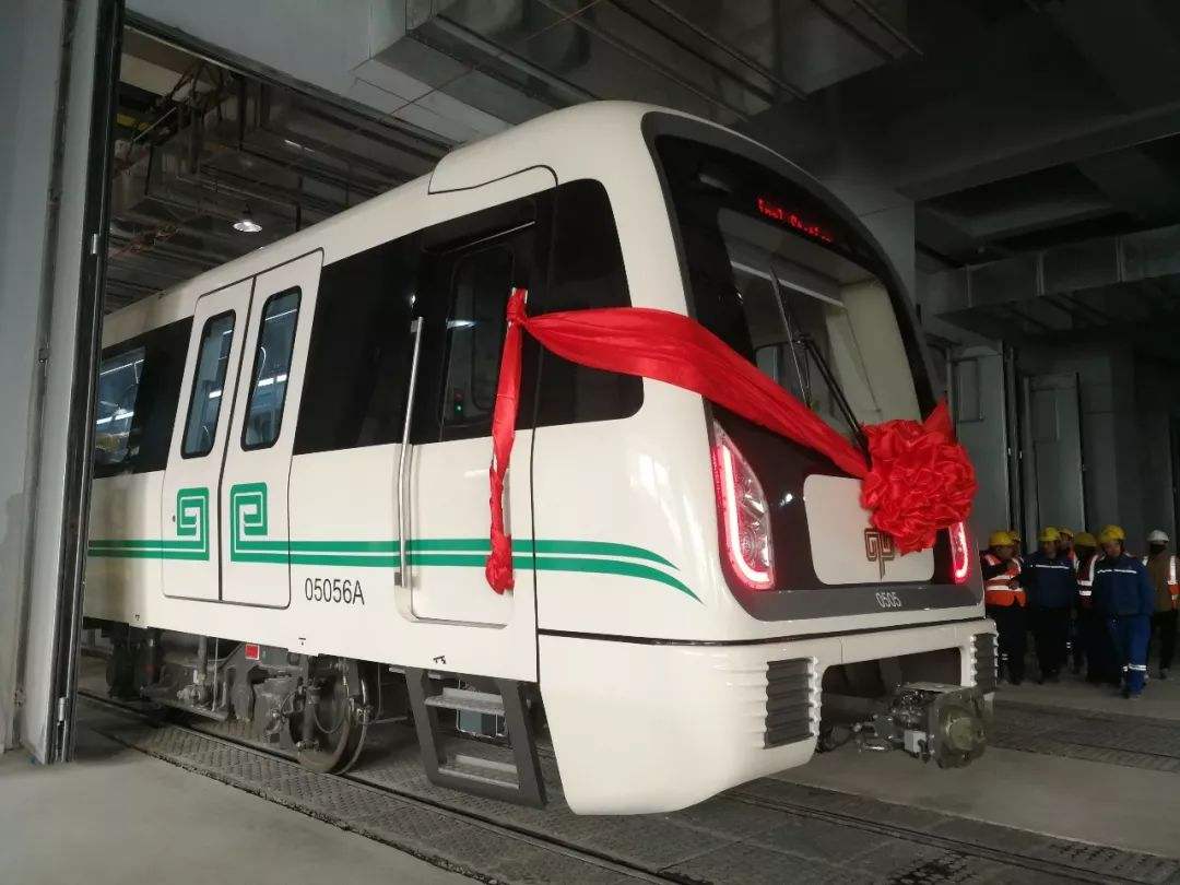郑州打造的新地铁线,线路标志色是云天青,列车采用6节编组b型