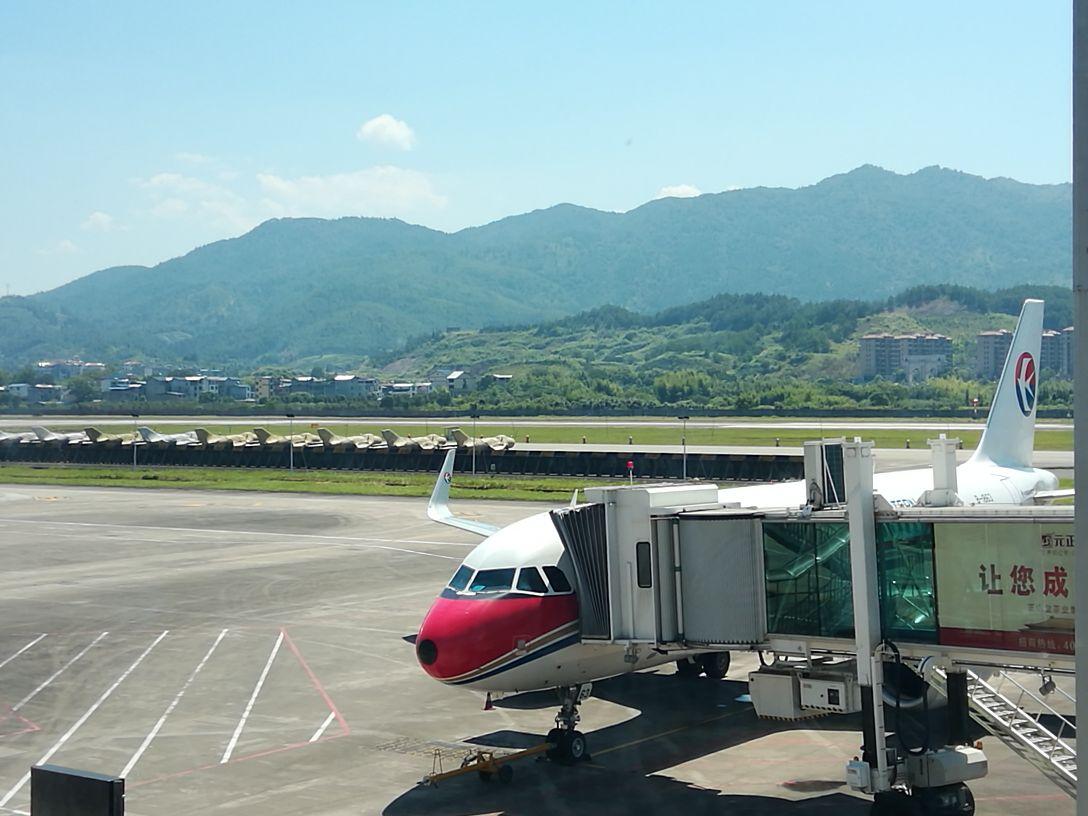 武夷山机场距武夷山5千米,距南平市40千米,为4c级旅游干线机场