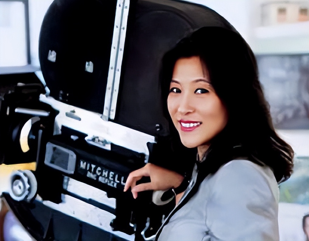 记得花游世界冠军吴冰吗?退役进娱乐圈,卷走44亿到美国生活滋润