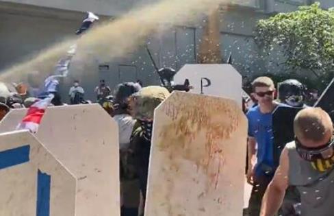 波特兰爆发激烈枪战,大批警察却在一旁"看戏",就差一把瓜子了
