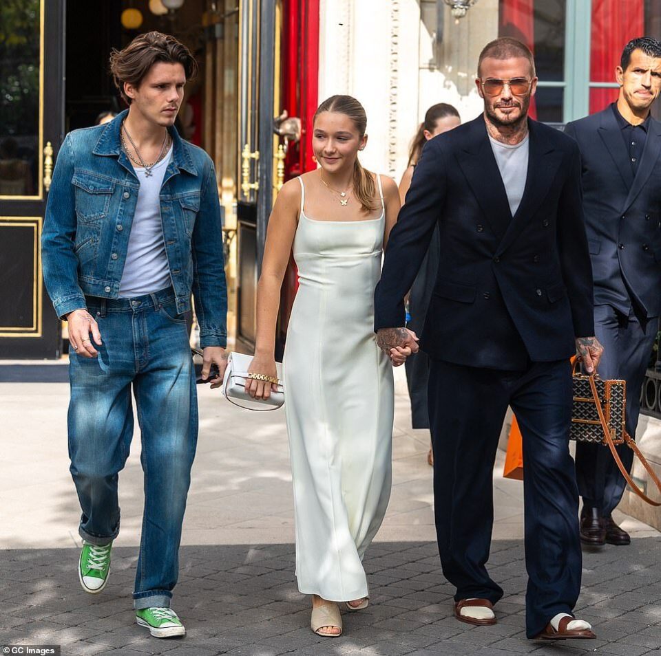 贝克汉姆到巴黎支持爱妻,凉鞋白袜太扎眼,吻12岁小七嘴唇惹争议