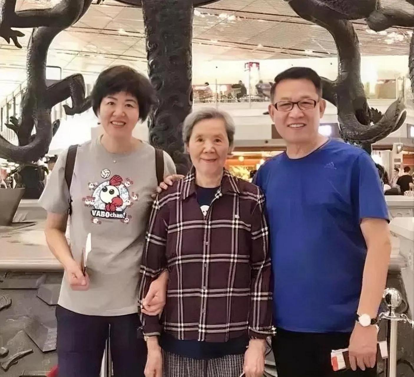 郎平和丈夫王育成,以及妈妈,留下的一张合影,郎平越年龄大越好看了,她