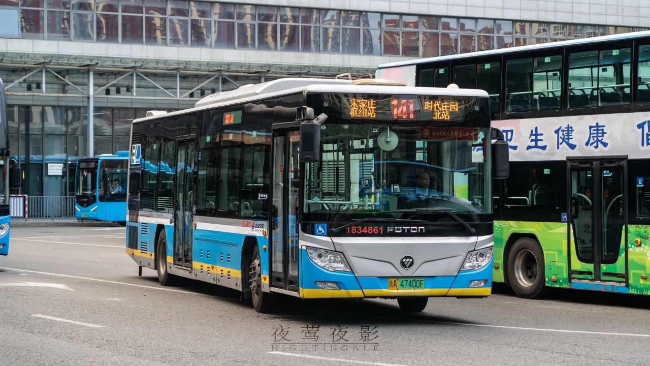 城区观光名线141路贴上宣传标志