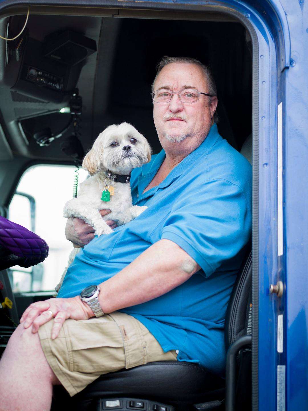 美国卡车司机薪水高达6.7万余人民币,但却没人愿意做,为什么?