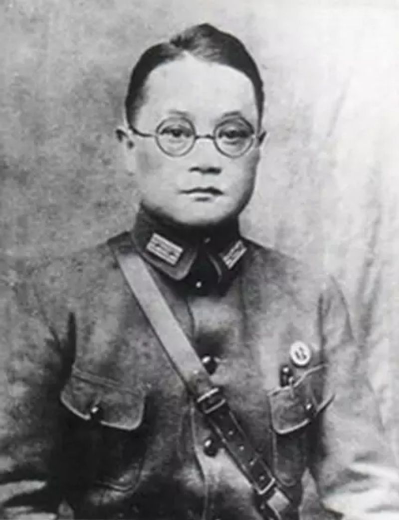 熊克武被困城内,想爬上茅草缓坡逃走,忽然上面冒出两名敌哨兵