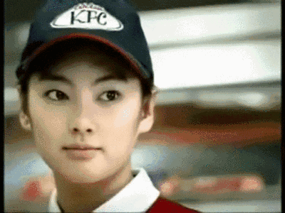 2002年,15岁的张雨绮,因替肯德基拍摄的一组广告片,从而被周星驰的