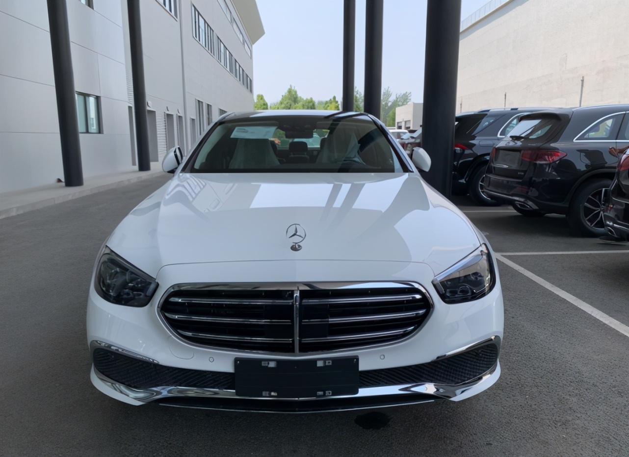 58万买白色奔驰e300l尊贵版,车贩乐了,车主坦言一路长虹开到底