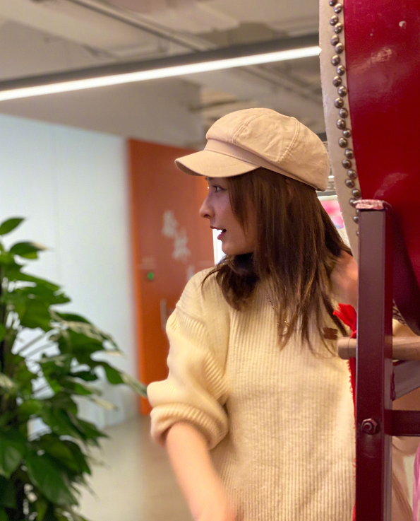 吴昕给粉丝签名,路人抓拍签名瞬间,看清昕姐37岁真正状态