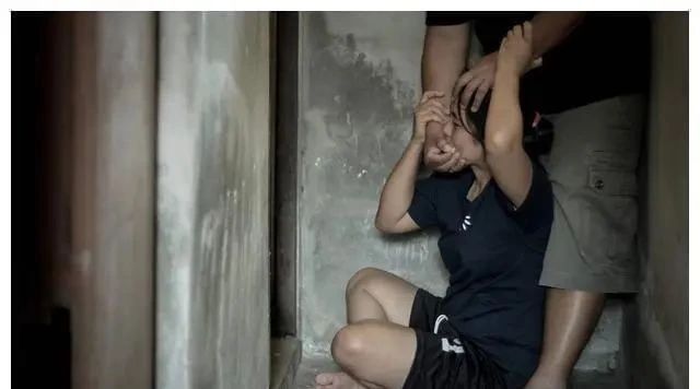 女生被"警察"强奸!由于对方是警察一点事都没有,还有王法吗?