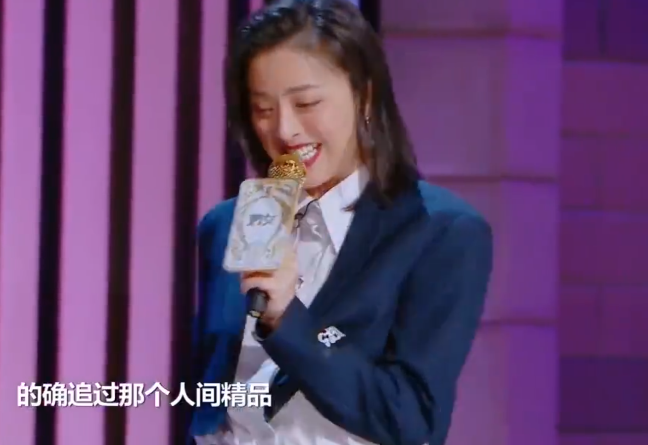 大张伟被戚薇公主抱,岂料被她抓到要害,网友:真是捏了把汗