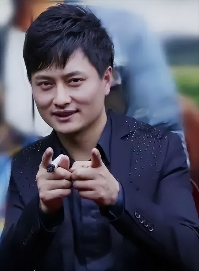 云飞和高月离婚6年,一个娶北大才女,一个带着女儿艰难生活