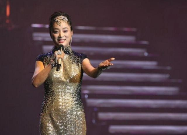 一代歌后金炜玲:因被毛阿敏抢演出退圈,被弟弟打聋今63岁太落魄