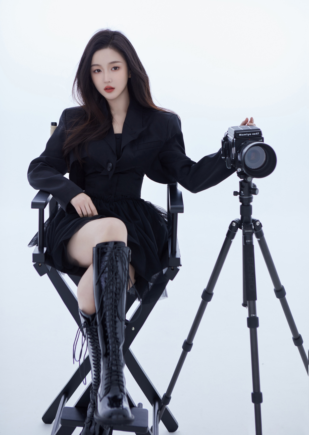 青春女星曹婉瑾秀摄影师造型,大露修长美腿