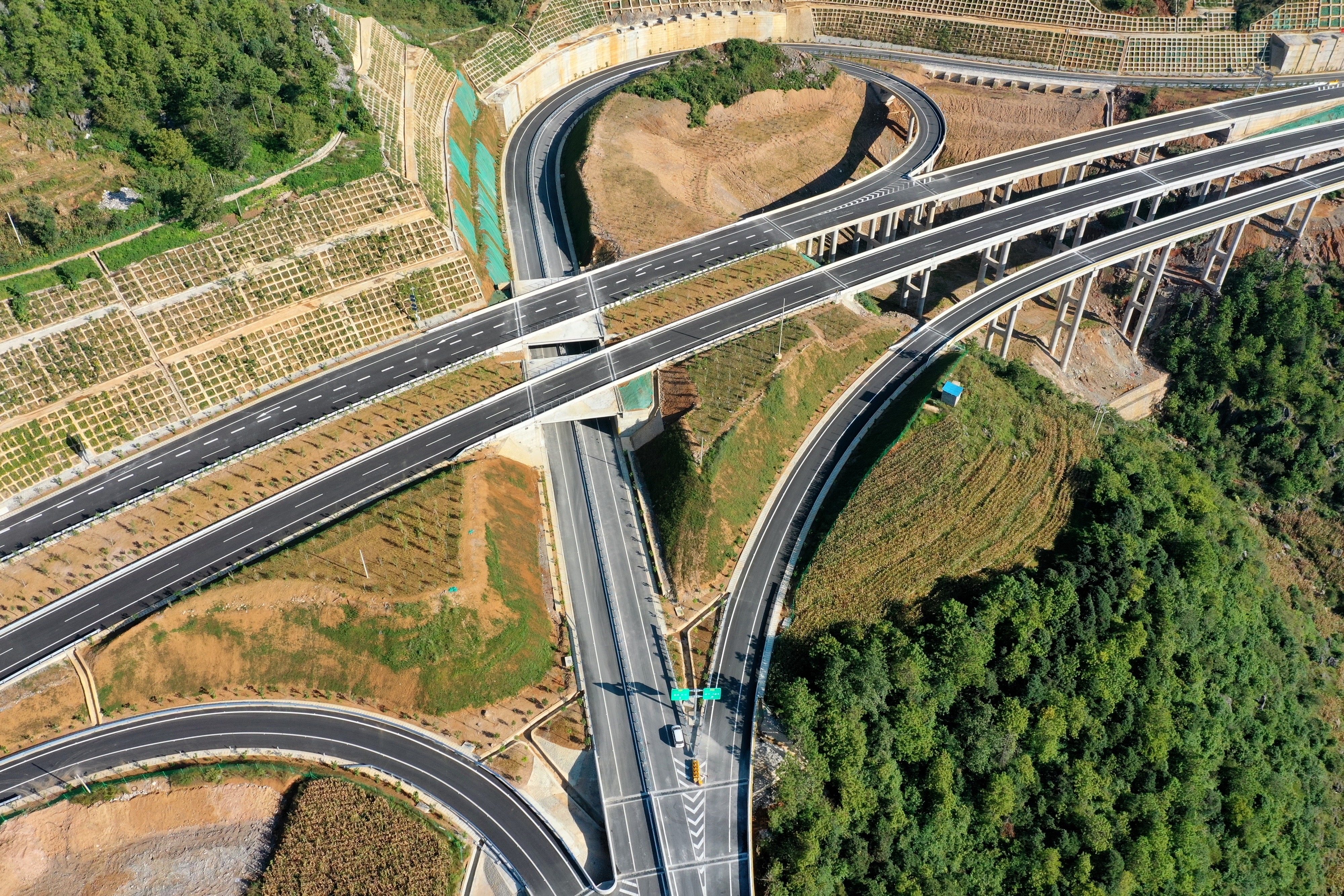 贵州威围高速公路建成通车