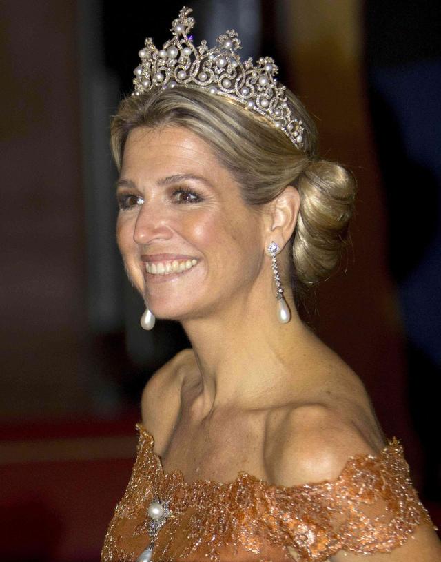 欧洲王室女性佩戴王冠时,一般用什么发型?