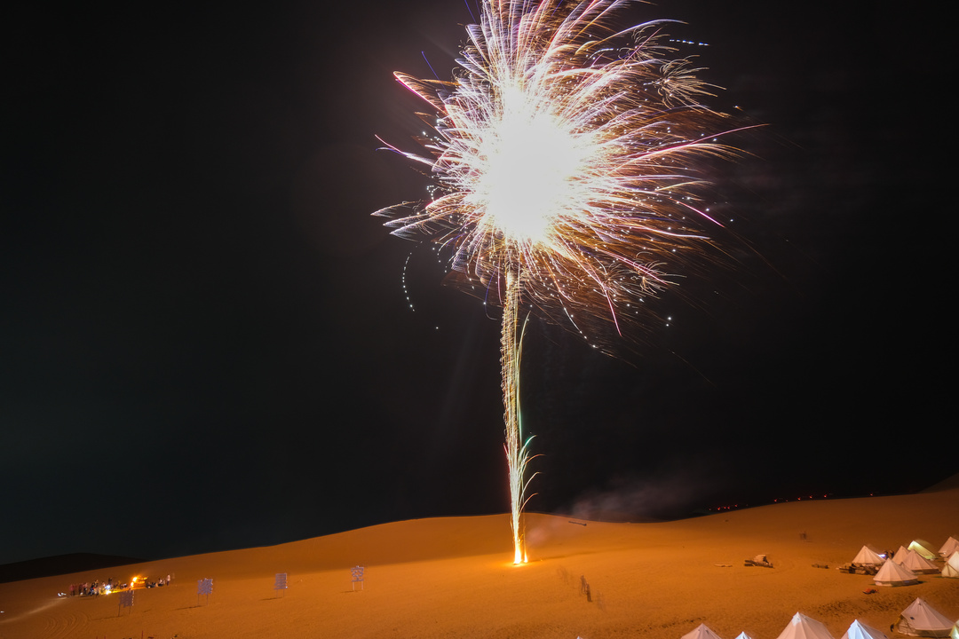 晚上我看到沙漠中放起了烟花,绚烂的烟花在沙漠就像一颗盛开的蒲公英