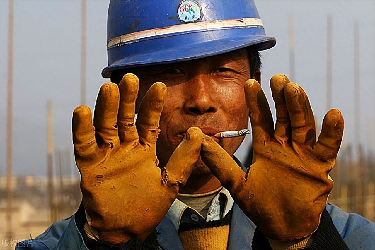 回顾:24岁外国美女嫁45岁农民工,婚后一年生混血娃一家三口睡工地