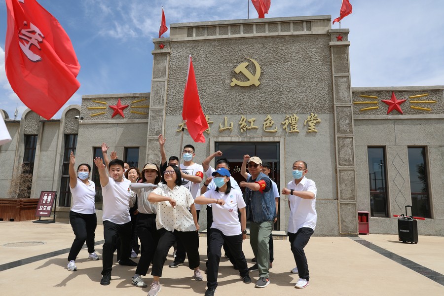 组建“连队”  记者 张杨摄影