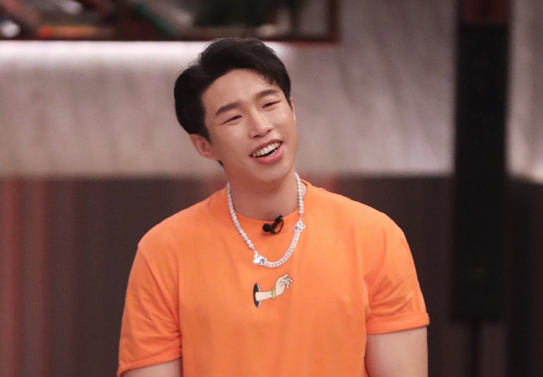 是率真还是没素质?德云社烧饼上综艺节目,强拉女生抢位置惹争议