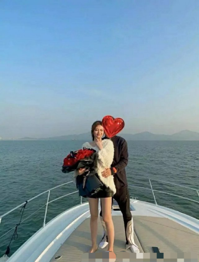 张哲瀚疑似求婚成功,女方肤白貌美,五年前曾被拍戴情侣帽