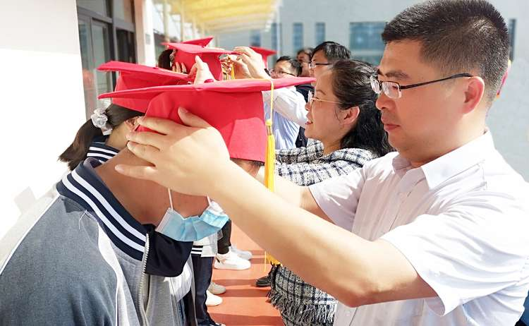 安徽省明光中學(xué)2021高三學(xué)生十八歲成人禮(圖2)