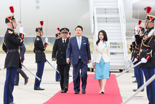 50岁韩国第一夫人亮相巴黎!罕见穿艳色韩服,雪白"硅胶脸"饱满