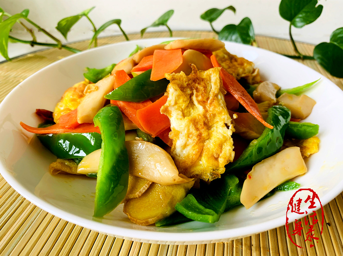 秋冬多吃杏鲍菇,搭配三种鲜艳食材,营养均衡又美味,常吃身体好