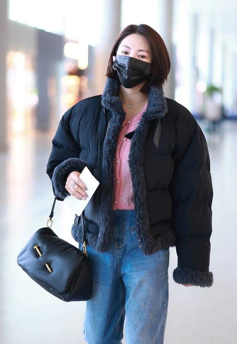 张雨绮越来越时髦,短羽绒服配阔腿牛仔裤,保暖又洋气减龄