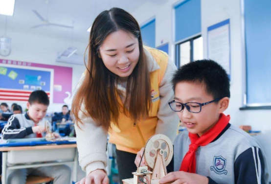 開學了老師穿玩偶服給學生送驚喜促進和諧健康的師生關係