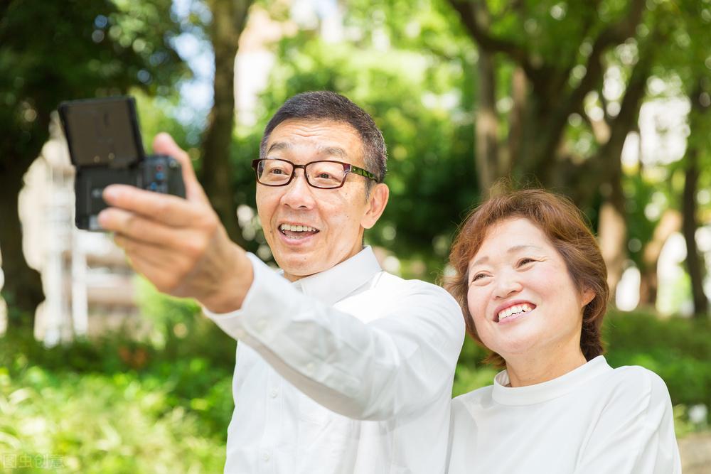 70歲大爺和年輕漂亮鄰居搭夥過日子,每月退休工資8000多不夠花