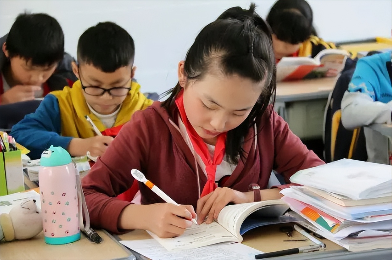 七点半到校退出历史舞台?中小学上课时间有调整,家长发现新问题