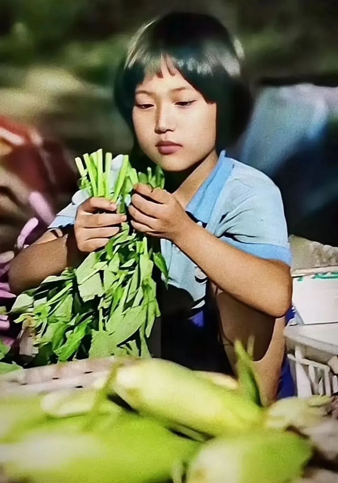 纪实:9岁小女孩独自摆摊卖菜,"妈妈跟人跑了,爸爸跑货车……"