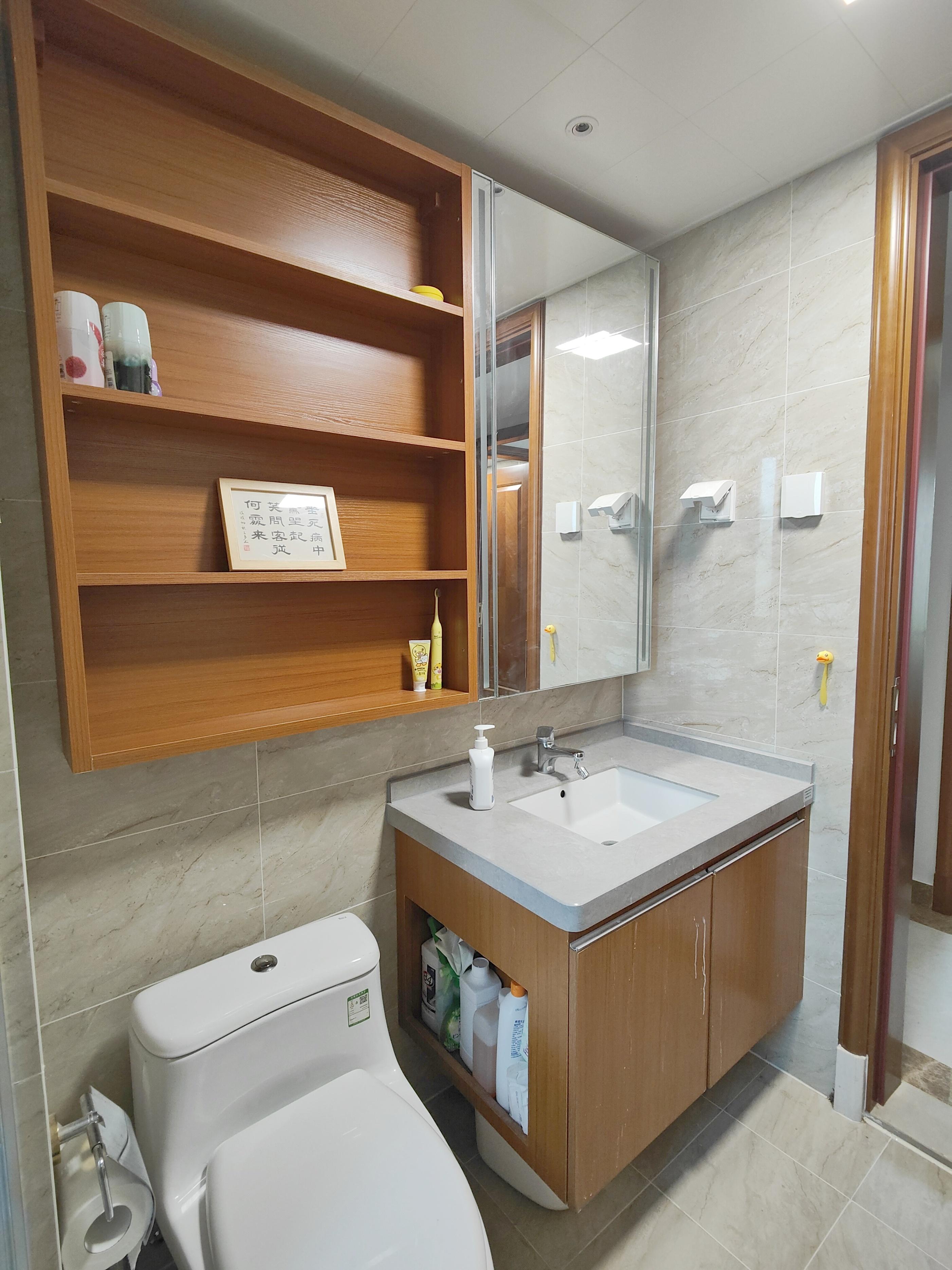 卫生间里多装了3个插座和2个出水口,装修工人都夸我:想得真周到