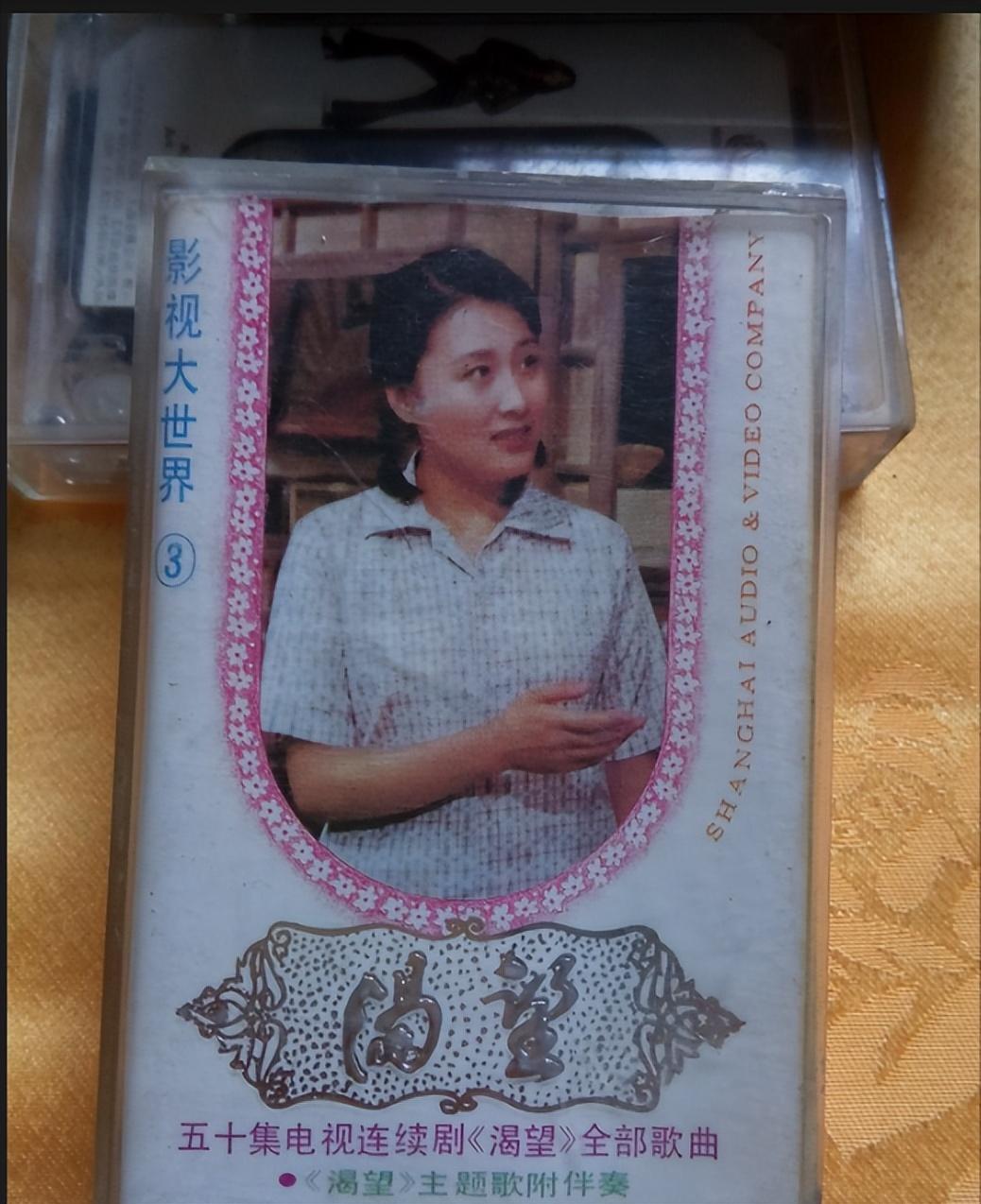 父亲葬礼结束,我姐仨向老屋告别,姑姑抱着门口的老槐树崩溃大哭