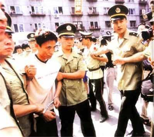 2003年劉湧執行死刑前,喝了一口白酒,讓妻子往腳鐐處塞了1塊錢