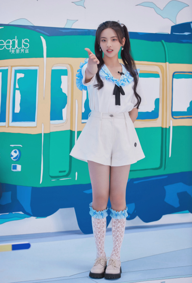 杨超越最新美照出炉,穿蕾丝袜魅力四射,双马尾活力无限