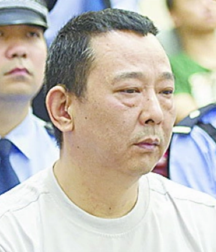 回顾青海富豪肖永明:17年乘专机回乡见人就发红包,如今却锒铛入狱