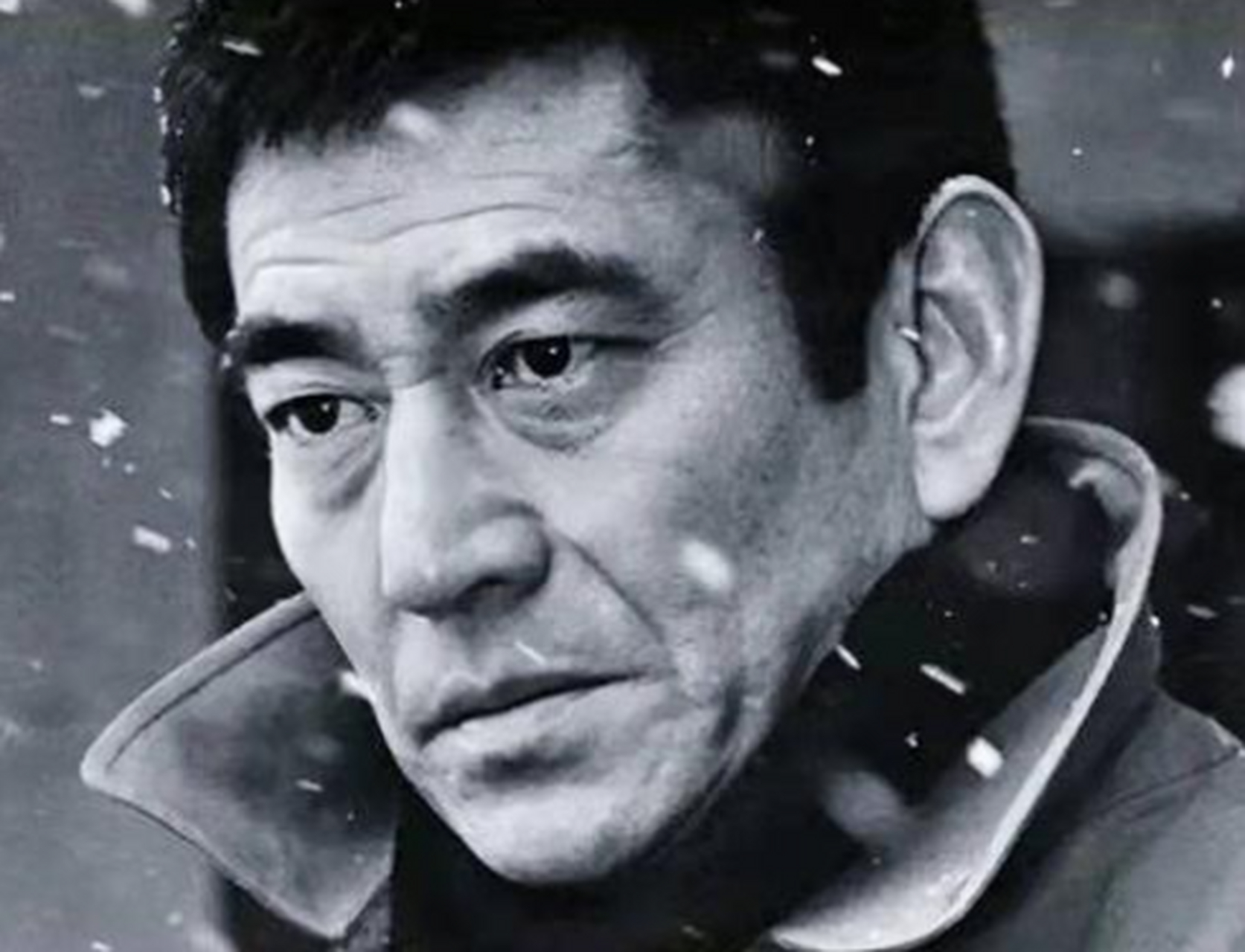 "  高仓健1931年出生于日本一个普通的矿工家庭,原名为小田刚一,大哥