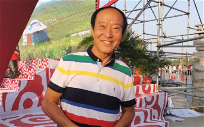 2018年常宝华去世,葬礼上侯耀华带头鼓掌牛群缺席,两人有何恩怨