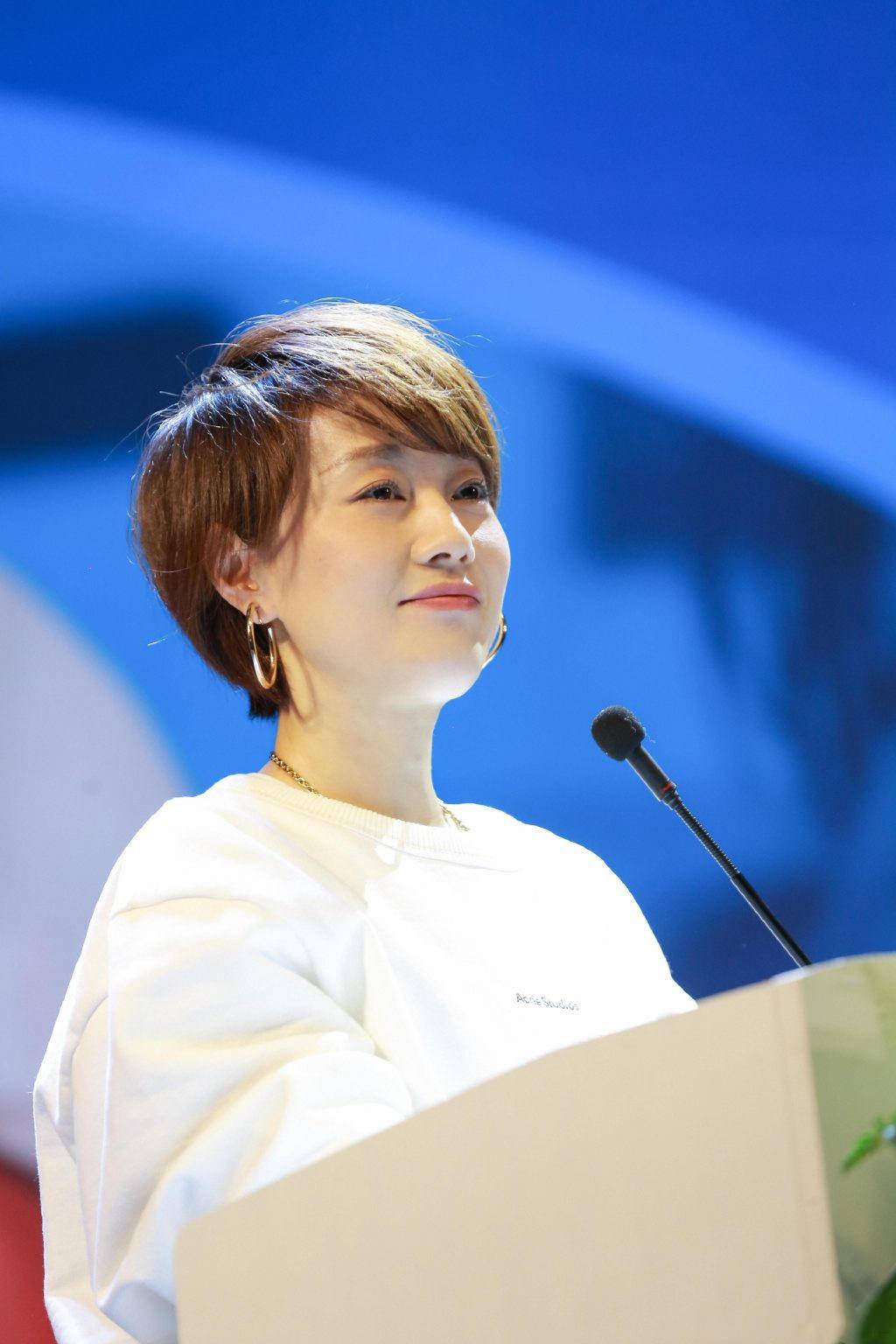 44岁马伊琍不再当女强人,穿廓形卫衣时髦显嫩,留齐耳短发好温柔