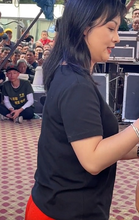 38岁的广州演员容晖,戏里与阿香相恋多年,现实中妻子另有其人