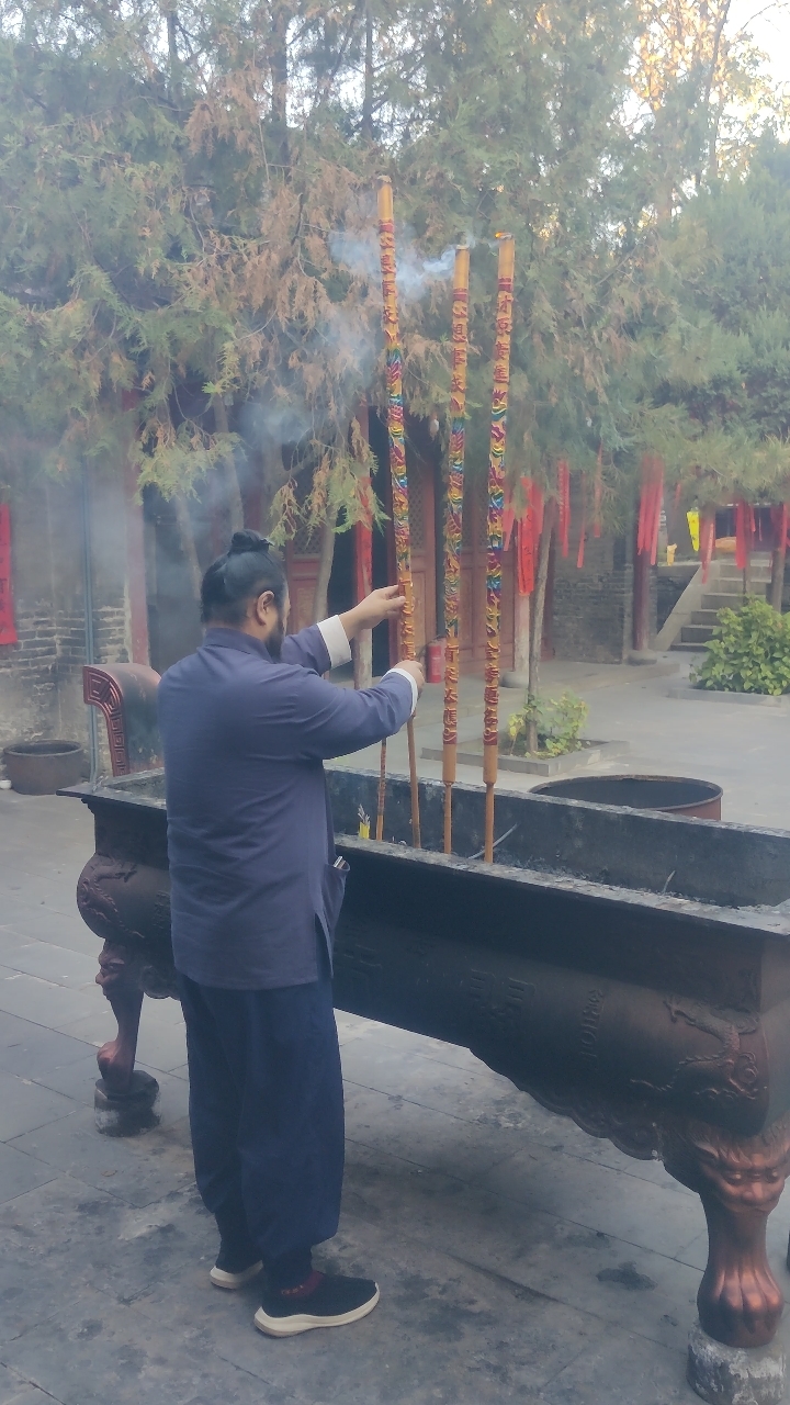 府谷关帝庙#为香客烧香祈福#求平安