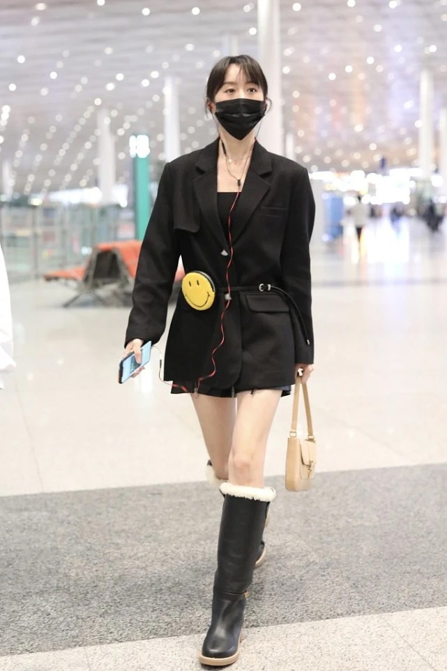 袁冰妍到底在想什么,短裤配羊羔毛皮靴还露腿,这造型有点摸不透