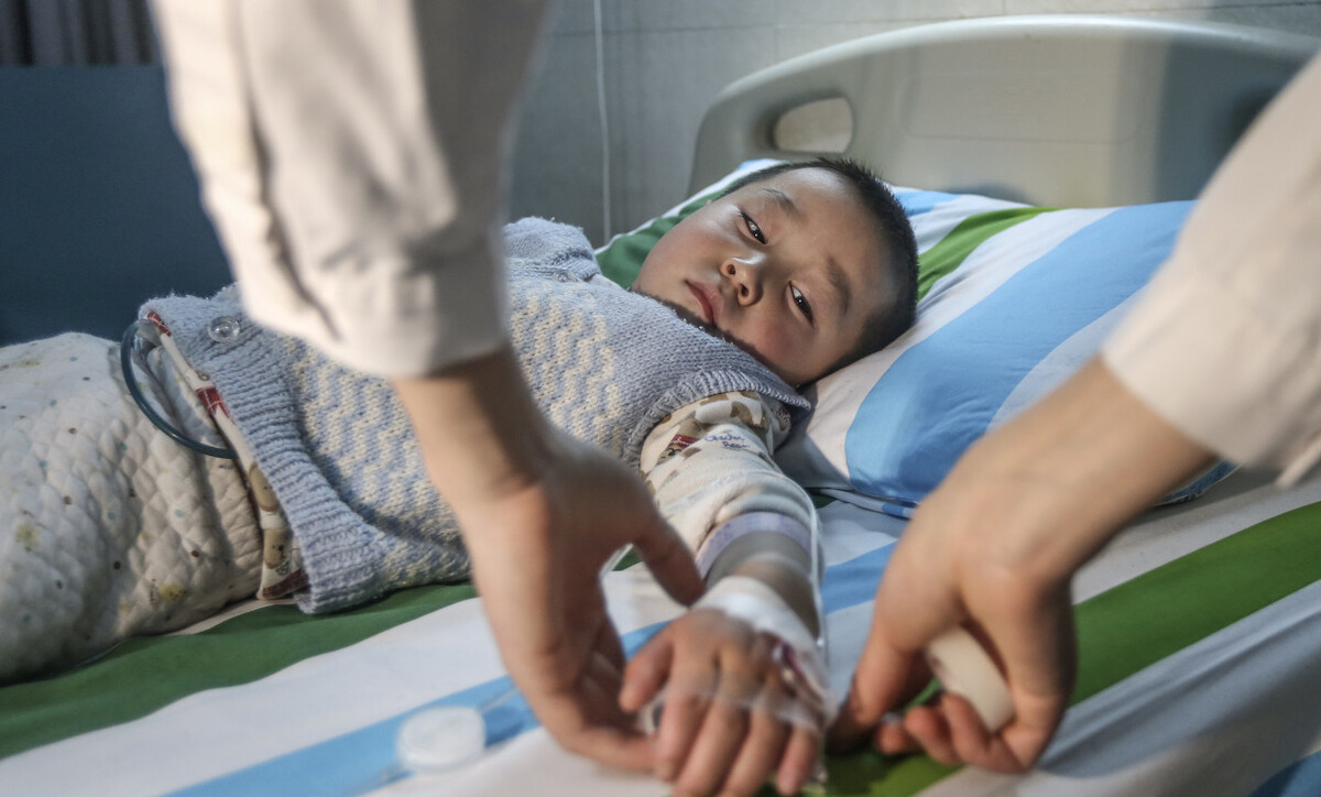 10岁男孩经常腿疼,诊出肾衰,医生告诫:别再让孩子拿它当水喝了