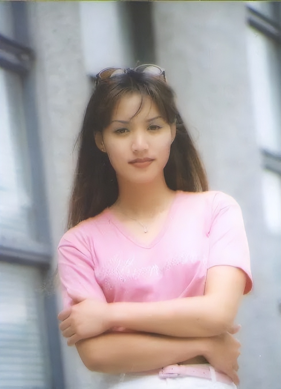 歌手黎瑞恩,20岁因一首歌爆火,29岁嫁入豪门,如今49岁独养俩娃