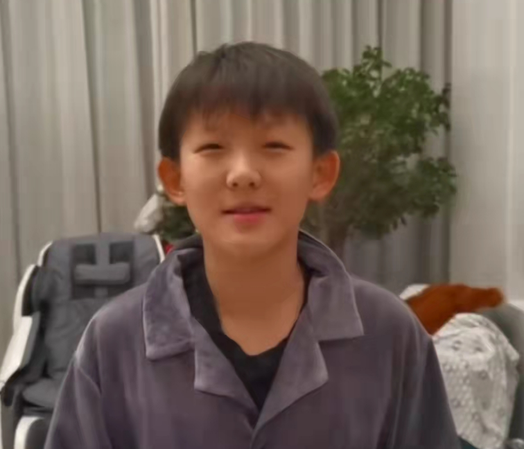 杨志刚儿子近照曝光,与爸在家看世界杯,小眼睛模样像爸