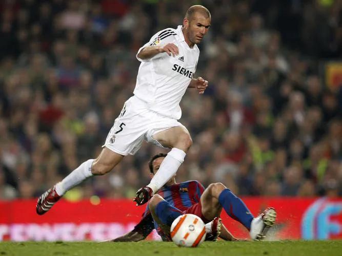 51岁齐达内曝光全家福,四个儿子晒六块腹肌,51岁妻子肤白貌美